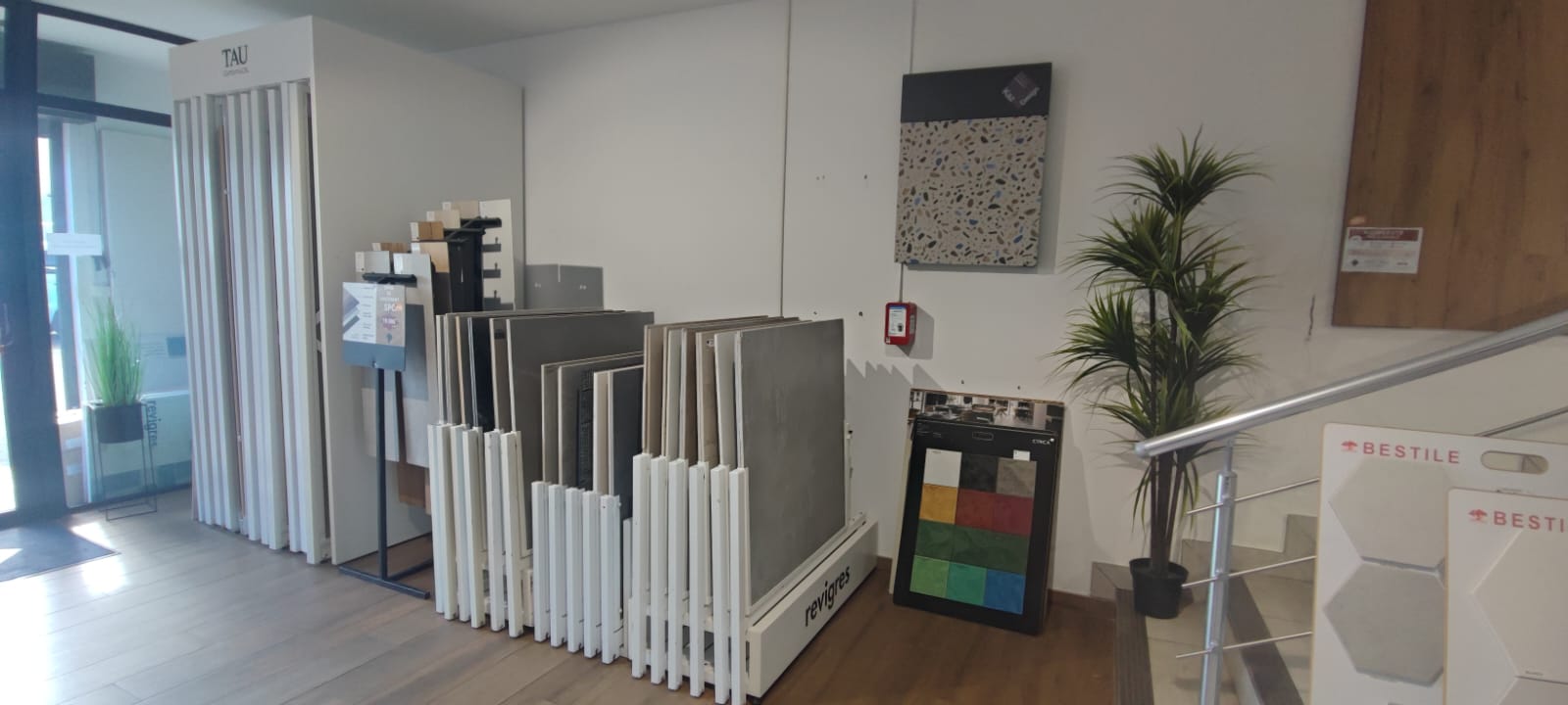 Présentoirs du showroom KazDesign de Saint-Leu