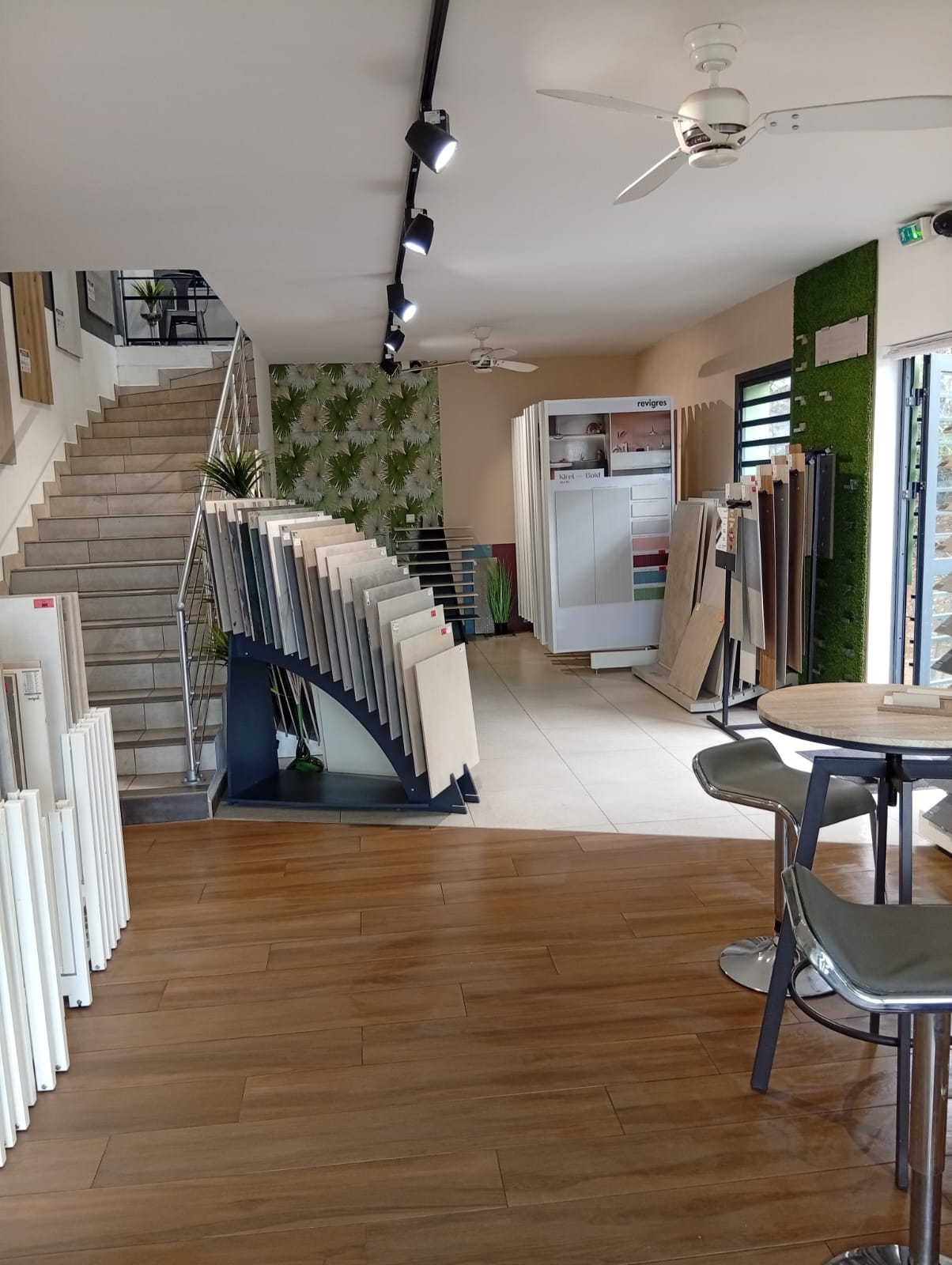 Vue intérieure du showroom KazDesign de Saint-Leu