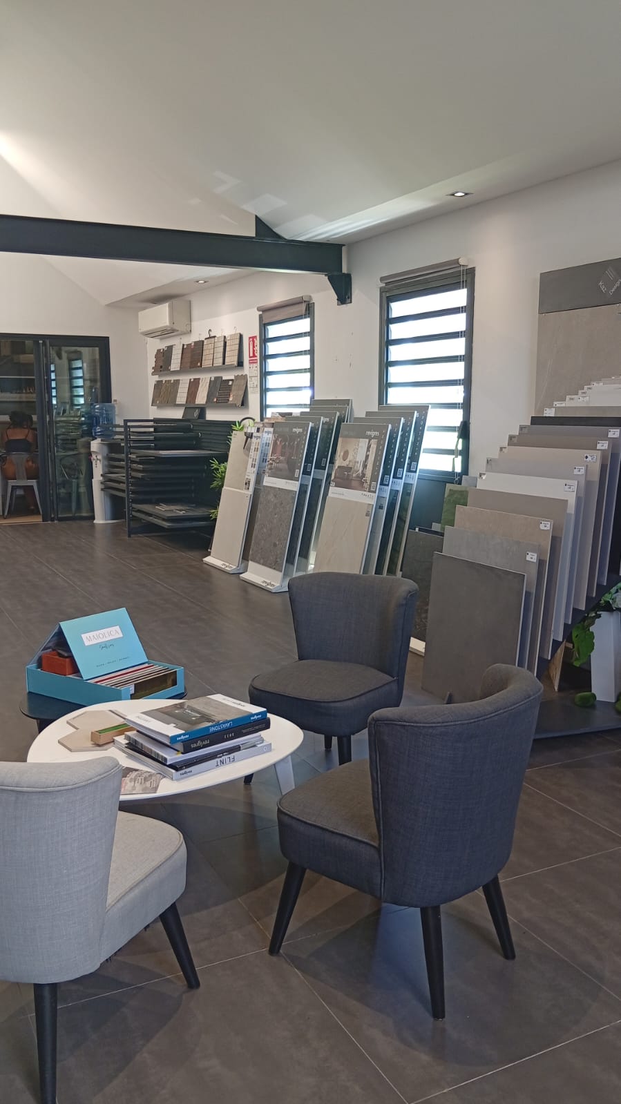 Espace conseil et collections du showroom de Saint-Leu