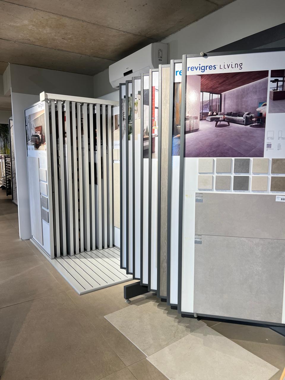 Présentoirs de carrelage dans le showroom de Sainte-Marie