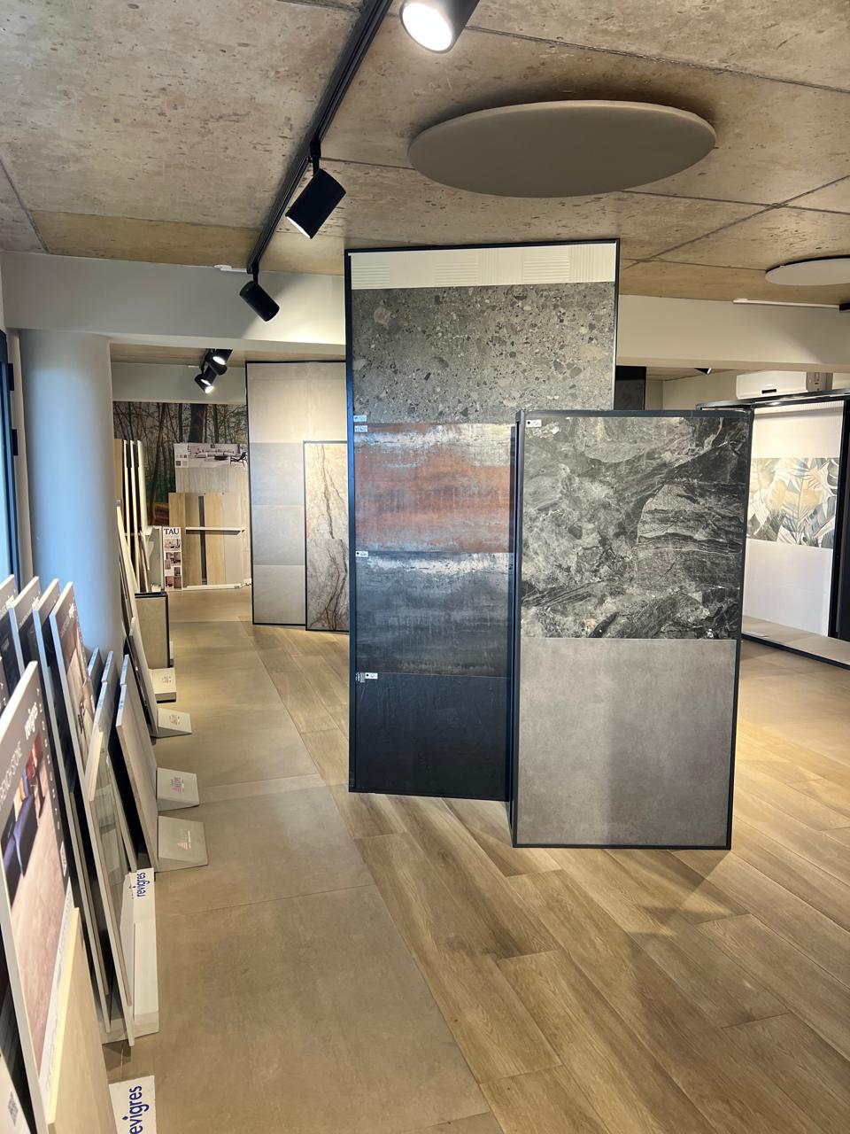 Grands panneaux de carrelage exposés à Sainte-Marie