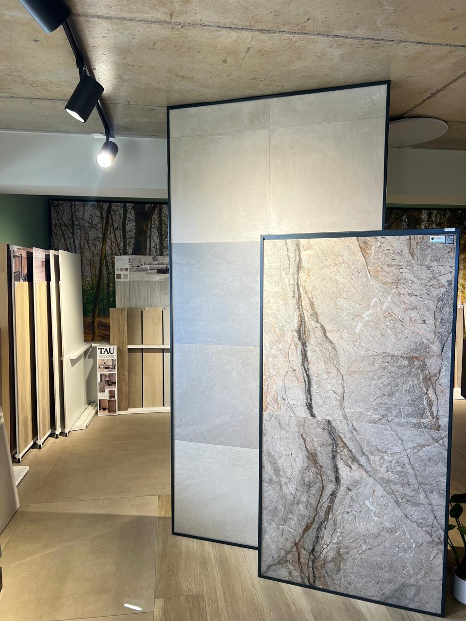 Sélection de carreaux effet pierre au showroom de Sainte-Marie